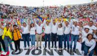 Manolo Jiménez (quinto de izq. a der.), durante su cierre de campaña, ayer.