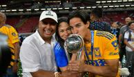 Diego Lainez de Tigres celebra con el trofeo de campeón del Torneo Clausura 2023 de la Liga MX