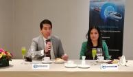 Los analistas de Monex, Marcos Arias y Janneth Quiroz, en rueda de prensa.