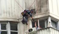 Autoridades rusas evalúan los daños en un edificio de Moscú, ayer.