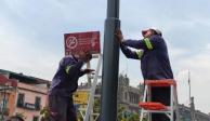 Trabajadores del gobierno capitalino iniciaron, ayer, la colocación de la señalización de espacios libres de humo en el Centro Histórico.