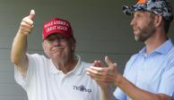 El aspirante republicano Donald Trump, junto a su hijo Eric, durante un juego de golf en Virginia la semana pasada.