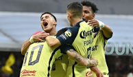 Jugadores del América festejan un gol en la Liga MX.