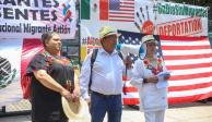 Integrantes de la ONG durante su protesta frente a la embajada de EU, ayer.