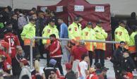 Agentes policiales y empleados de seguridad resguardan la zona donde falleció un espectador, al caer desde la tribuna durante el partido de River Plate contra Defensa y Justicia