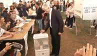 Alfredo del Mazo, gobernador del Edomex, acude a votar.