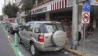 A pesar de la señalización donde prohíben estacionarse, automóviles bloquean el carril confinado para bicicletas sobre la avenida Chapultepec y Lieja en la colonia Roma.