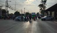 Colonos bloquean la avenida López Portillo para denunciar que no tienen agua desde hace varios días.