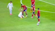 Javier 'Chicharito' Hernández se duele después de lesionarse en el juego de la U.S. Open Cup entre LA Galaxy y Real Salt Lake.