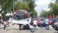 Madres y padres de familia e integrantes de la Colectiva Violeta bloquean Paseo de la reforma a la altura de la Glorieta de las Mujeres que Luchan para denunciar casos de abuso sexual en escuela afiliada a la UNAM