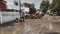 Trabajadores del municipio realizaron labores para retirar el lodo de las casas y calles afectadas, ayer.