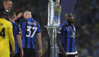 Romelu Lukaku, derecha, delantero del Inter de Milan tras recibir la medalla de subcampeón de la Champions League