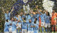 Futbolistas del Manchester City celebran con el trofeo de la Champions League.
