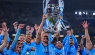 Erling Haaland festeja con el resto de los jugadores del Manchester City mientras carga el trofeo de la Champions League.