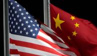 Las banderas de Estados Unidos y China ondean en el Parque Nevado Genting el 2 de febrero de 2022 antes de los Juegos Olímpicos de Invierno de ese año en Zhangjiakou,&nbsp;China.