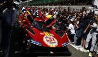 Los pilotos del Ferrari AF Corse, Antonio Giovinazzi, Alessandro Pier Guidi y James Calado, celebran su victoria en las 24 Horas de Le Mans