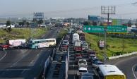 La interrupción del tránsito por los manifestantes provocó filas  kilométricas de vehículos en la autopista Toluca-Atlacomulco y en otros puntos de la zona, ayer.