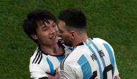 Aficionado invade la cancha para abrazar a Lionel Messi.