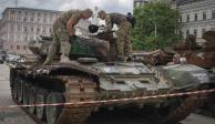 Soldados Defensores revisan las condiciones de un tanque ruso abandonado por los ocupantes.