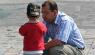 Un hombre platica con su pequeño hijo en un parque público de la ciudad de Puebla, ayer.