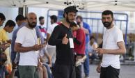 Migrantes rescatados saludan a las cámaras desde el refugio en Kalamata, ayer.