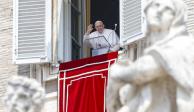 El papa Francisco reapareció este domingo para dar la bendición desde su ventana luego de que fue operado de una hernia que tenía en los intestinos.
