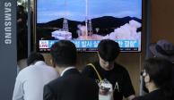 Una pantalla de televisión muestra una imagen de archivo del lanzamiento de un cohete norcoreano, durante un programa de noticias, en la Estación de Tren de Seúl, Corea del Sur, el lunes 19 de junio de 2023.