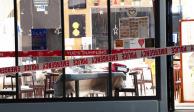 Una cinta policial acordona un restaurante chino en Auckland, Nueva Zelanda, el martes 20 de junio de 2023, después de que un hombre con un hacha atacó a comensales allí