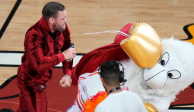 Conor McGregor golpea a Burnie en las finales de la NBA