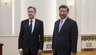 Antony Blinken (izq.), secretario de Estado de EU, posa junto al líder chino, Xi Jinping ,en el Salón del Pueblo de Beijing, ayer.