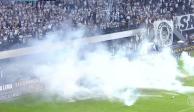 Aficionados lanzaron bengalas y cohetes en los últimos minutos del partido entre Santos y Corinthians.