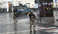 Combatientes del grupo mercenario privado de Wagner están desplegados en una calle cerca de la sede del Distrito Militar del Sur en la ciudad de Rostov el 24 de junio de 2023.