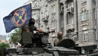 Combatientes del grupo mercenario privado Wagner son vistos encima de un tanque mientras son desplegados cerca de la sede del Distrito Militar del Sur en la ciudad de Rostov-on-Don, Rusia.