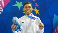 Juan Barco presume la medalla de plata que ganó en levantamiento de pesas, en envión 55 kilos, en los Juegos Centroamericanos y del Caribe San Salvador 2023