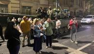 La gente se reúne para despedirse de los combatientes del grupo mercenario privado Wagner, que se retiran de la sede del Distrito Militar del Sur y regresan a la base, en la ciudad de Rostov-on-Don, Rusia, el 24 de junio de 2023