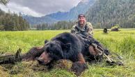 Carson Wentz, quarterback de los Washington Commanders de la NFL, presumió que cazó y mató a un oso negro