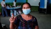 Una mujer reacciona después de votar en un colegio electoral durante la primera vuelta de las elecciones presidenciales de Guatemala en Chinautla, Guatemala, el 25 de&nbsp;junio&nbsp;de&nbsp;2023.