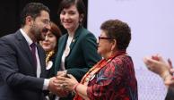 El Jefe de Gobierno, Martí Batres, y la fiscal capitalina, Ernestina Godoy, se saludan al término de la presentación del Informe de Resultados sobre Violencia de Género.