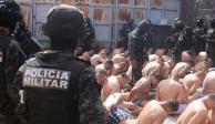 Miembros de la Policía Militar del Orden Público custodian a pandilleros luego de que las Fuerzas Armadas de Honduras tomaran el control de los penales a nivel nacional como parte del operativo "Fe y Esperanza", en esta foto informativa difundida el 26 de junio de 2023