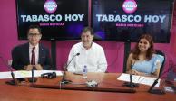 Gerardo Fernández Noroña (centro) en una entrevista radiofónica en Tabasco, ayer.