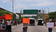 Familiares de las víctimas bloquearon durante todo el día de ayer la caseta de la carretera que conecta a Chiapa de Corzo con San Cristóbal de las Casas, para exigir la liberación de los 16 empleados secuestrados.