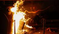 Un contenedor arde mientras la gente protesta tras la muerte de Nahel, un adolescente de 17 años asesinado por un policía francés en Nanterre durante una parada de tráfico, y contra la violencia policial, en París, Francia, el 30 de junio de 2023. REUTERS/Juan medina