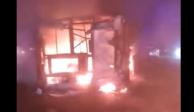 25 personas murieron y otras ocho resultaron heridas después de que un autobús chocara y se incendiara en una autopista al oeste de India