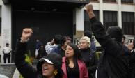 Personas se reúnen fuera de la Corte Constitucional en donde se celebra una sesión para examinar denuncias de varios partidos políticos sobre irregularidades en las elecciones generales del 25 de junio, el sábado 1 de julio de 2023, en Ciudad de Guatemala