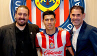 Erick Gutiérrez firma su contrato con Chivas