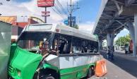 Durante la madrugada de ayer, un microbús de la Ruta 12 se impactó contra un puesto de lámina en calzada Tláhuac y Calle 11, en Lomas Estrella.