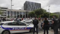 Pobladores se reúnen frente al ayuntamiento de L’Hay-les-Roses, ayer, para externar su respaldo al alcalde Vincent Jeanbrun, víctima de un ataque.