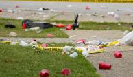 Esta fotografía del domingo 2 de julio de 2023 muestra vasos y otros restos de una fiesta en el sitio donde se perpetró un tiroteo, en el sur de Baltimore.