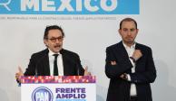 Gabriel Quadri (izq.) se registra para contender por la candidatura presidencial de Va por México; a su lado, el dirigente nacional del PAN, Marko Cortés (der.).