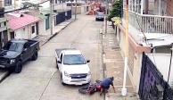 VIDEO: Conductor 'héroe' embiste 4 veces a ladrón que asaltó a mujer e intentaba huir en motocicleta.